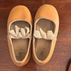 Zara girls leather Dress Shoes with Bow 26